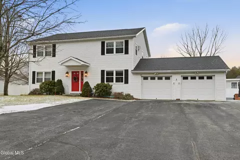 8 Woodridge Cir, Halfmoon, NY 12065