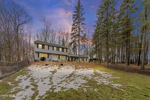 37 Deer Cliff Rd, Voorheesville, NY 12186
