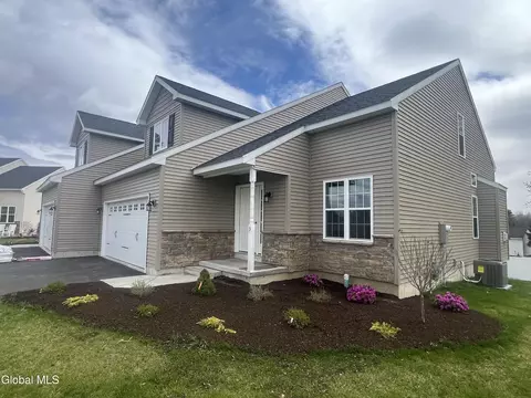 5 Tap In Ln, Halfmoon, NY 12118
