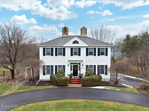 16 Wildwood Dr, Loudonville, NY 12211