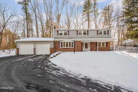 10 Wood Dale Dr, Ballston Lake, NY 12019