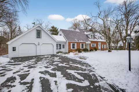 664 St Davids Ln, Niskayuna, NY 12309