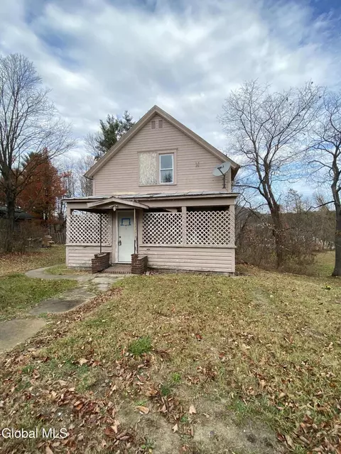31 Smith St, Warrensburg, NY 12885