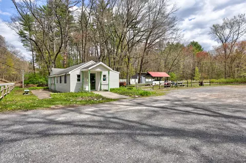 588 Lake Ave, Saratoga Springs, NY 12866