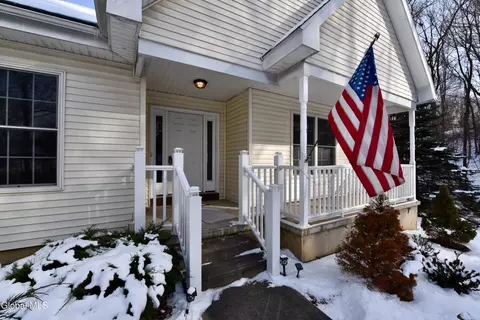 13 Rosemary Dr, Troy, NY 12180