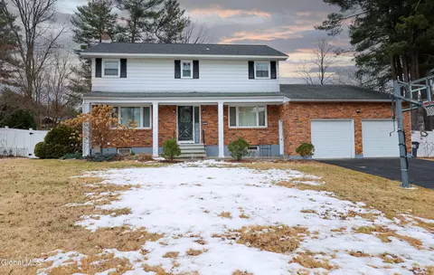 957 W Pine Hill Dr, Schenectady, NY 12303
