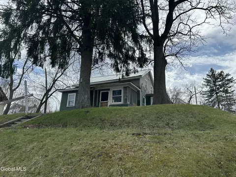 24 Algonkin St, Ticonderoga, NY 12883