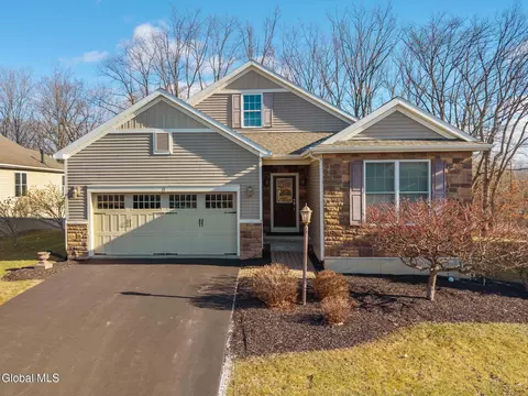 23 Beacon Dr, Watervliet, NY 12189
