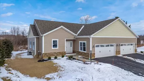 3 Elena Ct, Halfmoon, NY 12118