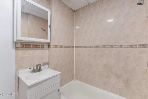 Bath - 11 Jackson Pl, Schenectady, NY 12308 photo 1 of 4