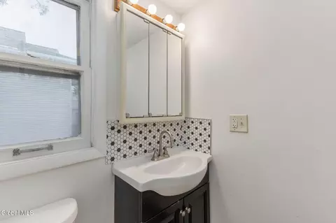 Bath - 11 Jackson Pl, Schenectady, NY 12308 photo 3 of 4