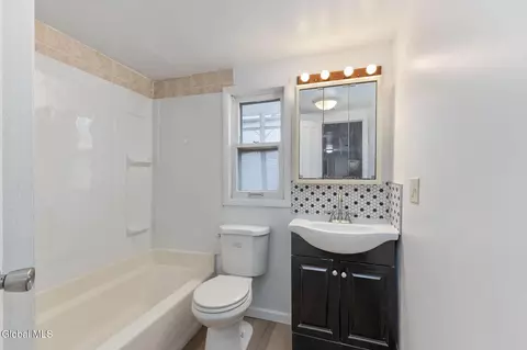 Bath - 11 Jackson Pl, Schenectady, NY 12308 photo 4 of 4