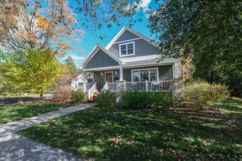 4 Seward St, Saratoga Springs, NY 12866