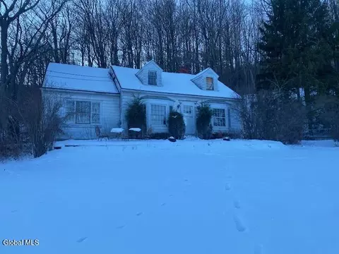 8 Indian Ledge Rd, Voorheesville, NY 12186
