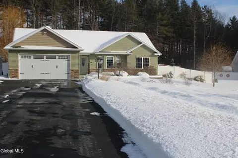 27 Elk Ridge Dr, Queensbury, NY 12804