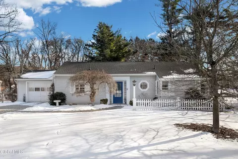 5 Maple Ridge Ave, East Greenbush, NY 12061