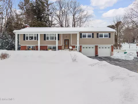 41 Walden Gln, Ballston Lake, NY 12019