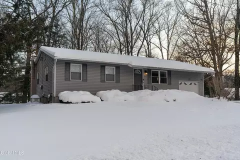77 Tamarack Trl, Saratoga Springs, NY 12866