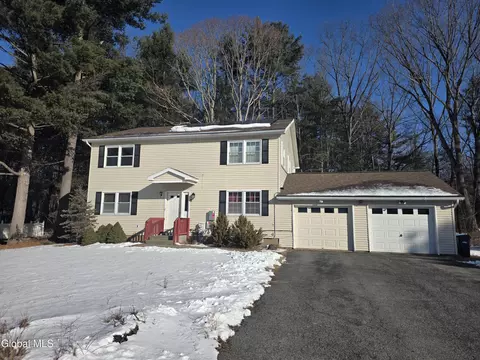 7 Woodridge Cir, Halfmoon, NY 12065