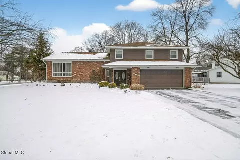 2 Dawn Dr, Colonie, NY 12205
