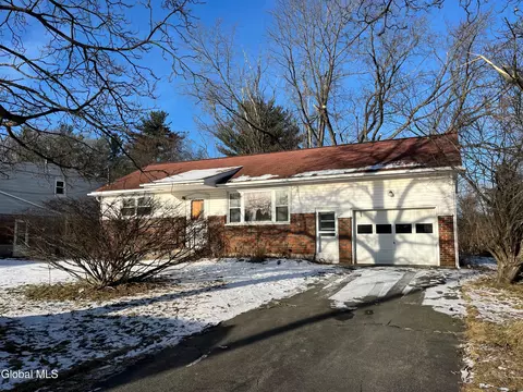 1377 Tracy Ave, Niskayuna, NY 12309