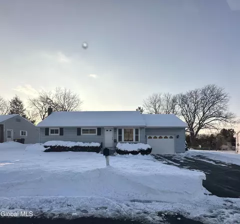 4 Krug Ct, Albany, NY 12211