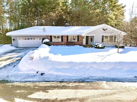 27 Bonner Dr, Queensbury, NY 12804