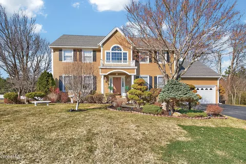 5 Cephalonia Dr, Niskayuna, NY 12309