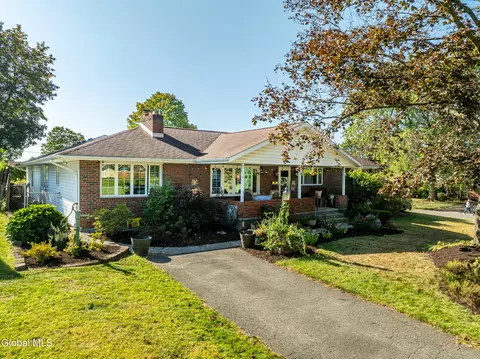 8 Daisy Ln, Albany, NY 12211