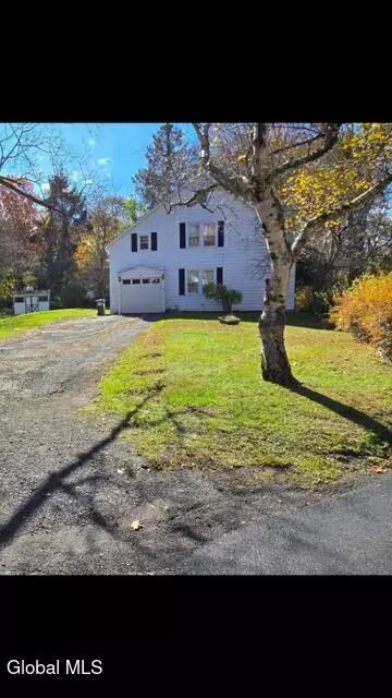 18 Pickering Ln, Troy, NY 12180