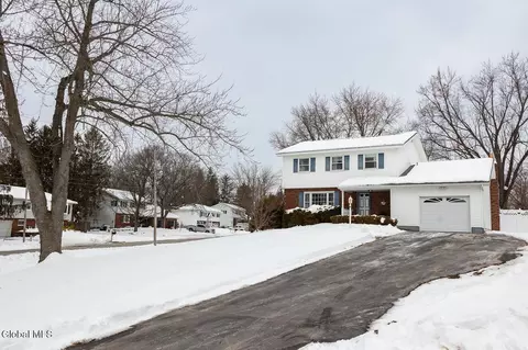 7 Wren Ln, Latham, NY 12110
