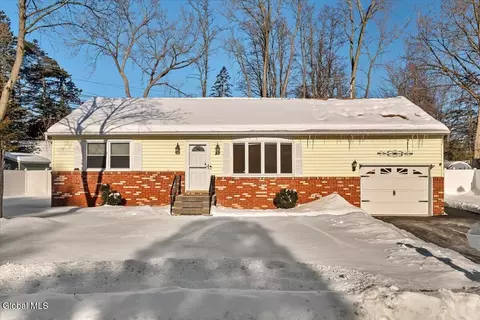 27 Lois Ct, Colonie, NY 12205
