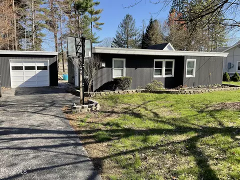 2940 W Lydius St, Schenectady, NY 12303