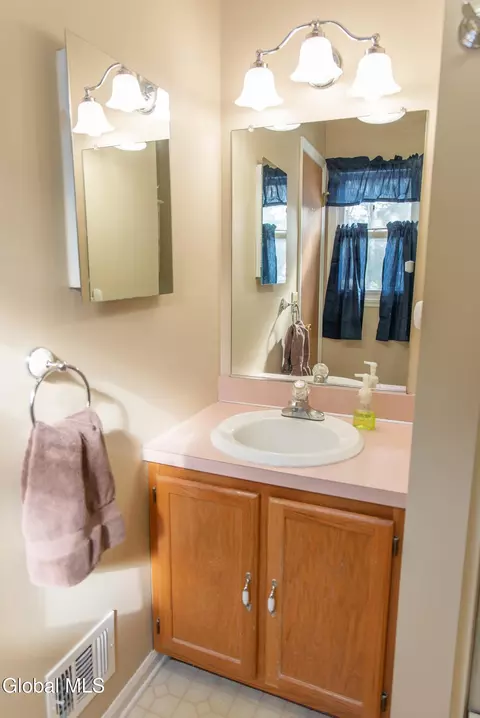 Bath - 307 Debbie Dr, Schenectady, NY 12306 photo 4 of 5