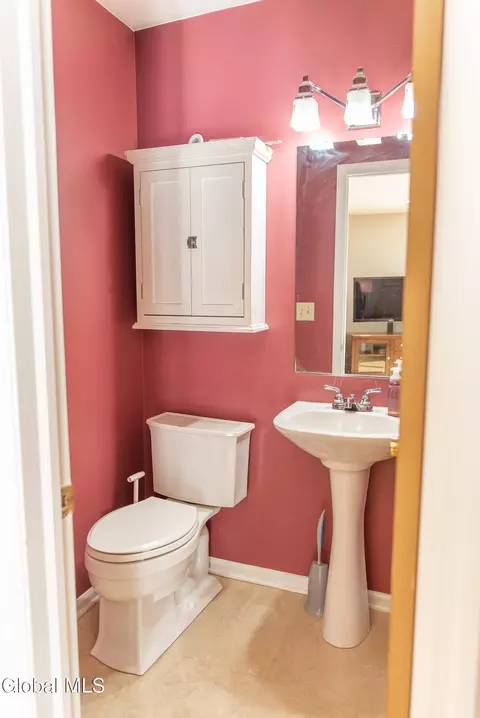 Bath - 307 Debbie Dr, Schenectady, NY 12306 photo 1 of 5