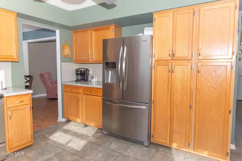 Kitchen - 307 Debbie Dr, Schenectady, NY 12306 photo 2 of 3