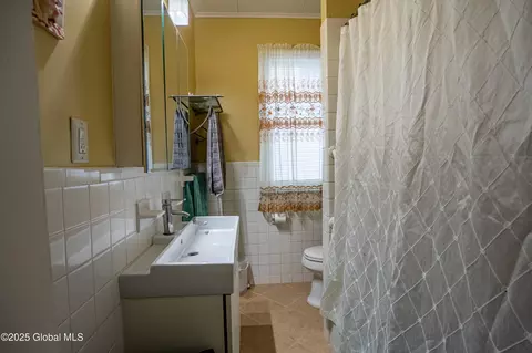 Bath - 1014 Baker Ave, Schenectady, NY 12309 photo 1 of 2