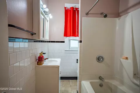 Bath - 1014 Baker Ave, Schenectady, NY 12309 photo 2 of 2
