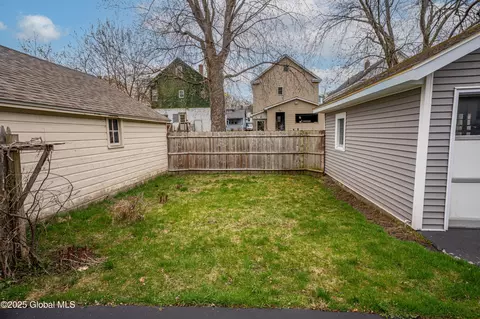 Exterior - 1014 Baker Ave, Schenectady, NY 12309 photo 5 of 6