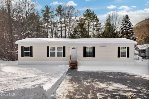 51 W Mountain Rd, Corinth, NY 12822