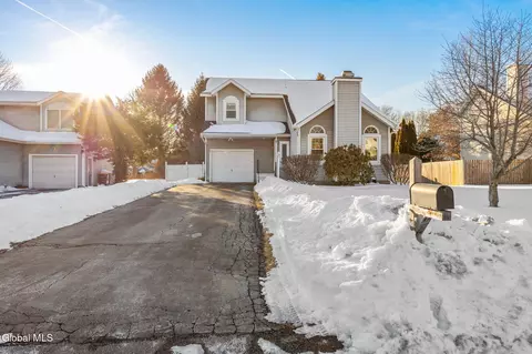 14 Mapleridge Ave, Halfmoon, NY 12065