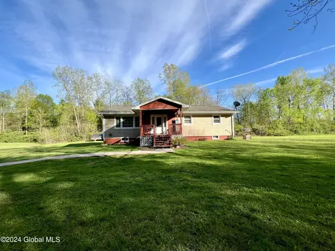 81 Rathbunville Ln, Whitehall, NY 12887