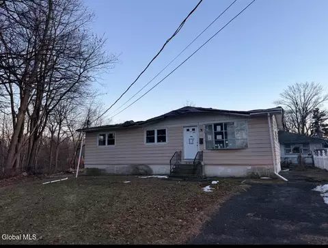 1924 Woodlawn St, Schenectady, NY 12306