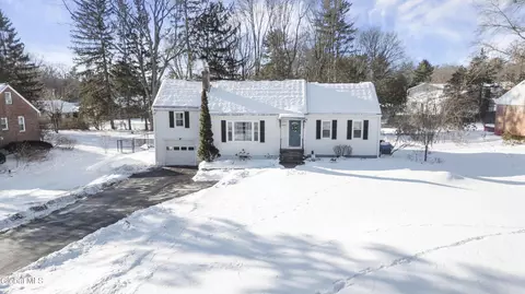 2240 Rosendale Rd, Niskayuna, NY 12309