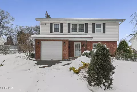 3 Crestwood Dr, Schenectady, NY 12306