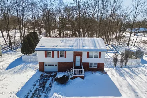 122 Springhollow Dr, Cohoes, NY 12047