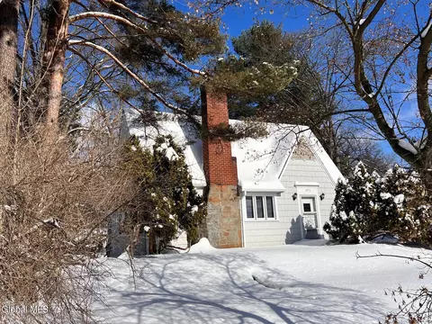 1971 Nott St, Niskayuna, NY 12309