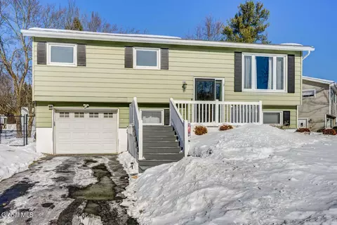 17 Benjamin Ln, Colonie, NY 12205