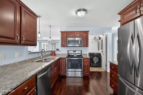 Kitchen - 44 Kendall Dr, Delmar, NY 12054 photo 2 of 2
