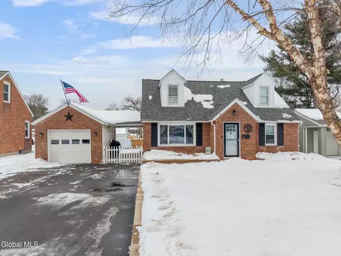 16 Forest Dr, Colonie, NY 12205